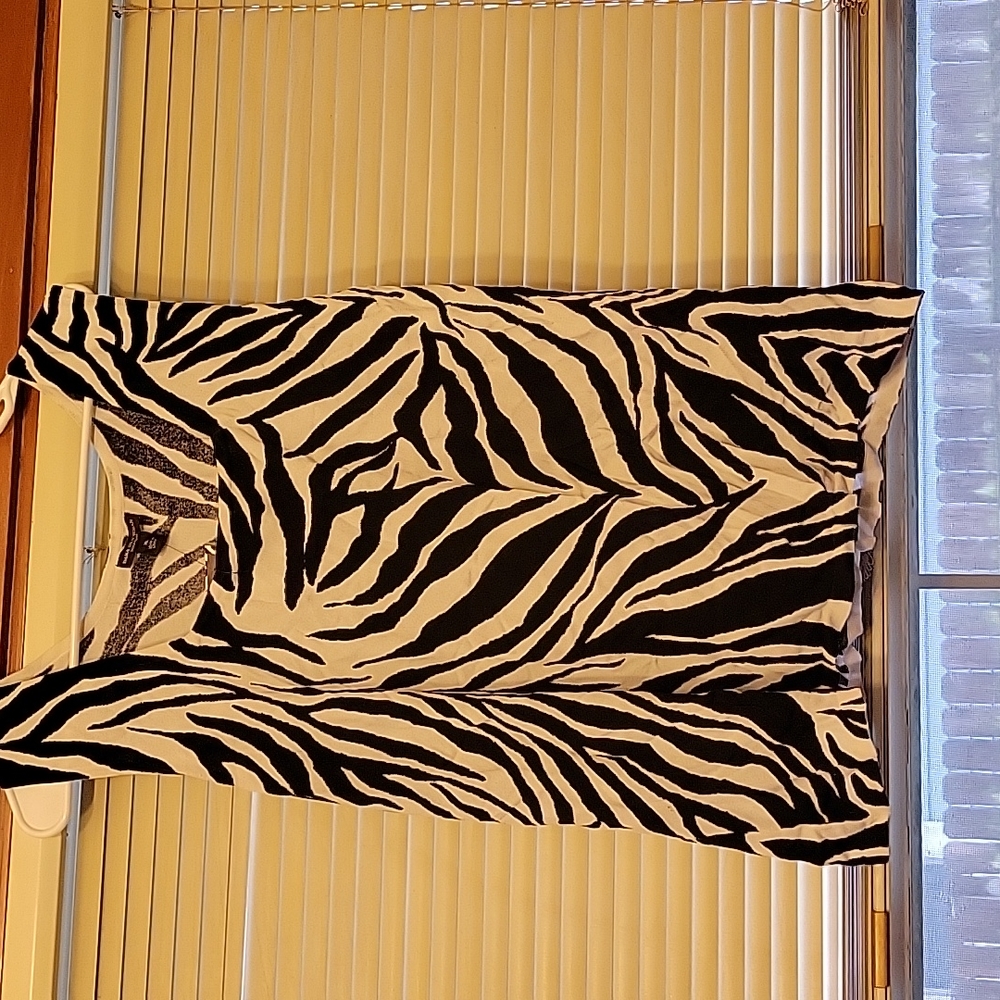 Women's Multi print tank top,  size XL, black and white, Dana Buchman.